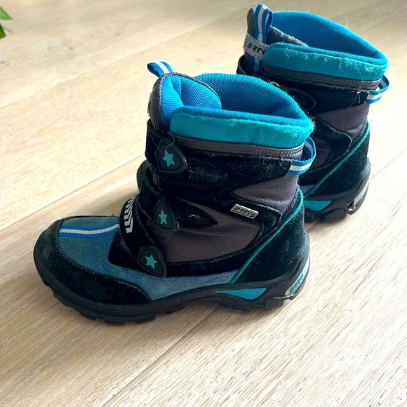 Waterproof winter boots kids size 11, very warm, great condition - Picture 4 of 4